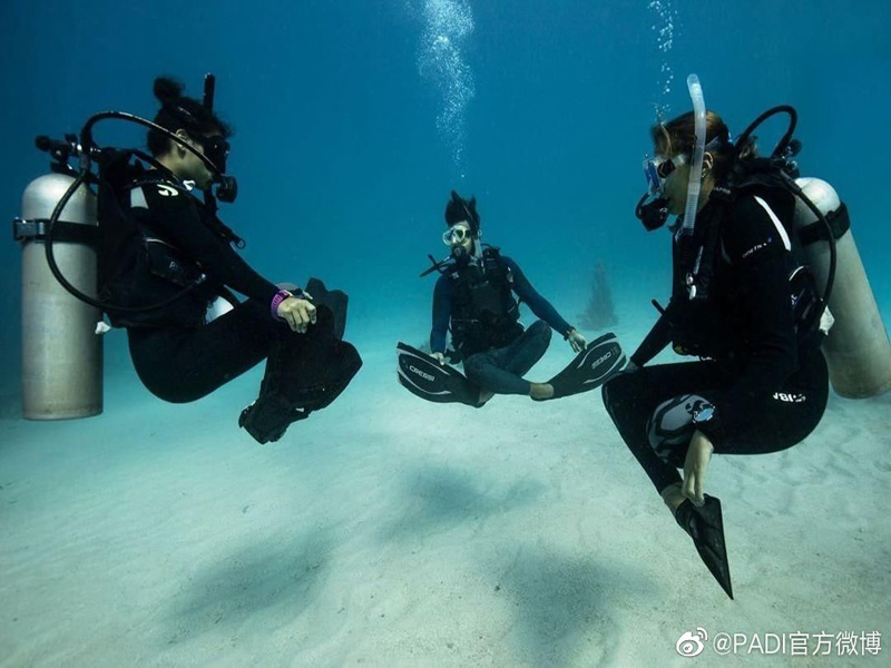 如何控制中性浮力？