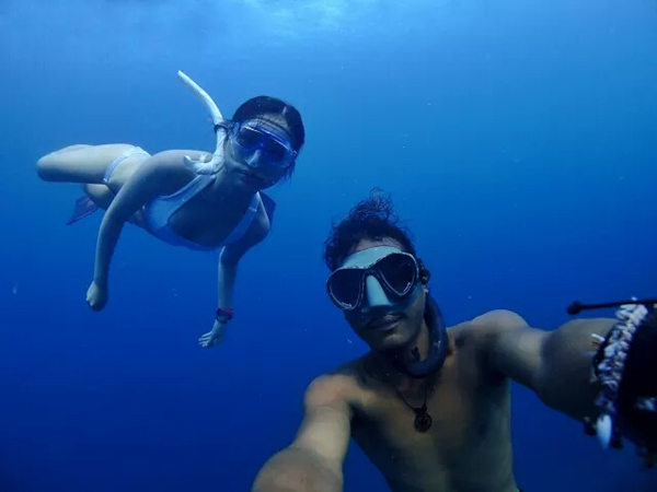 潛水拍照新姿勢(shì)，放下你的剪刀手，我們來(lái)這樣拍