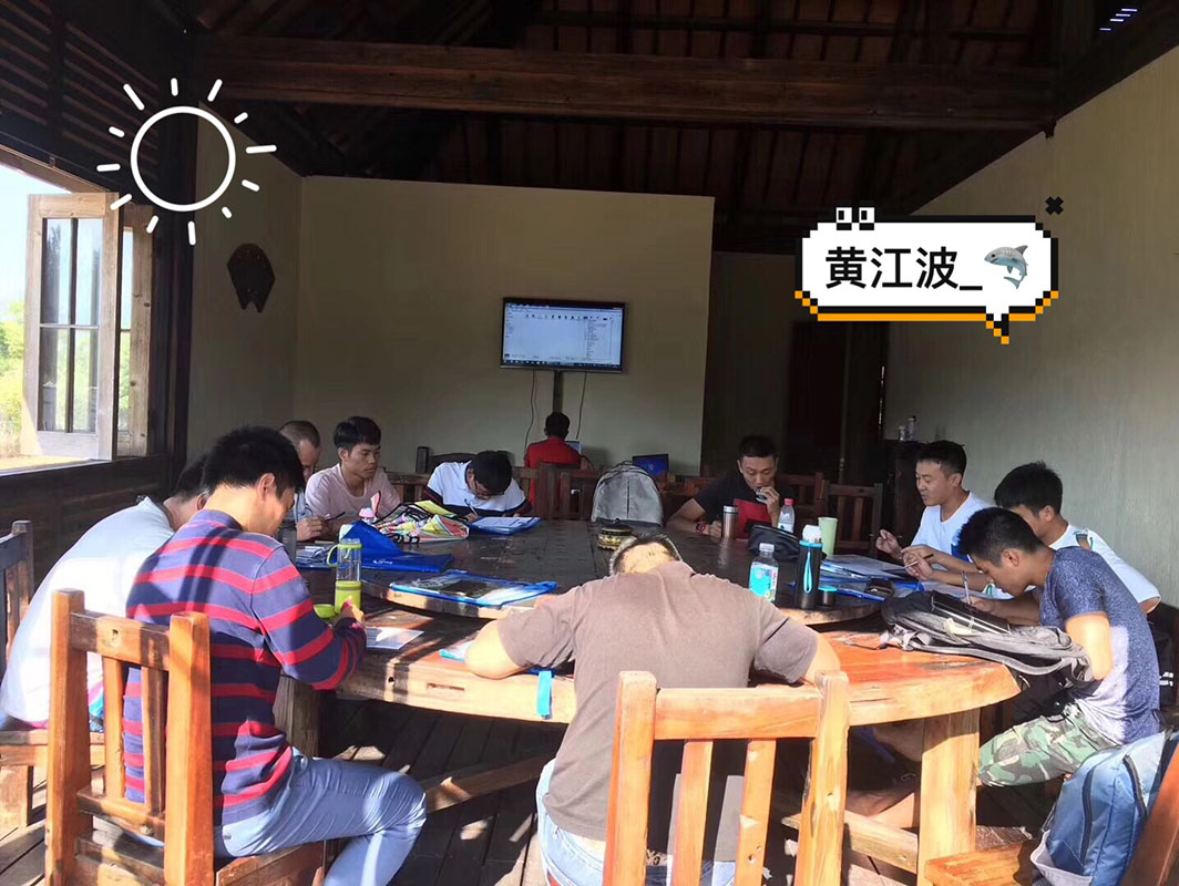 除了俯瞰大地的飛翔，還有潛入海底的翱翔。